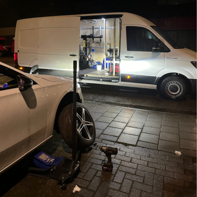 Wat kan de mobiele monteur van Lekke Banden Expert voor mij doen? Onze monteur kan je lekke band direct repareren, vervangen of controleren op andere slijtage. We verzorgen zowel kleine reparaties als het volledig monteren van nieuwe banden, allemaal op locatie. Onze werkbussen zijn met alle nodige gereedschap uitgerust, het is eigenlijk een mobiele werkplaats. Wij kunnen zelfs jouw band wisselen en balanceren. Dus voor elke bandenreparatie kan je bij ons terecht.
