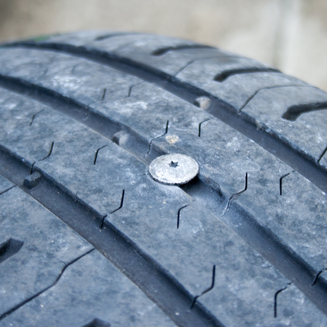 Autoband met spijker