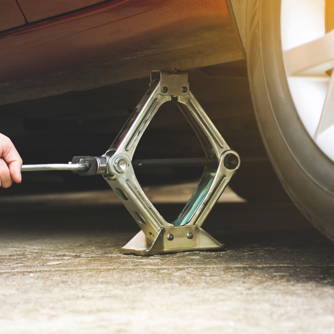 Auto banden zelf wisselen door auto op te krikken