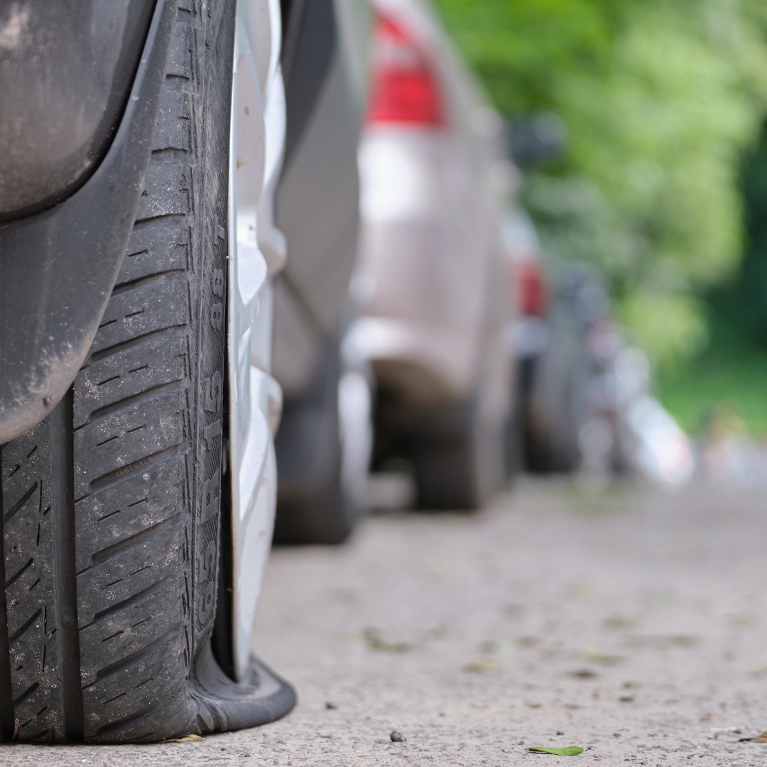 Lekke band auto aan deur gerepareerd